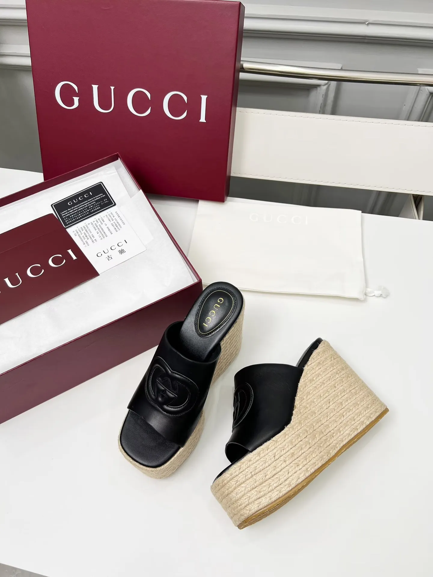 👟👟Ex-factory price 460👟👟 Gucci’s new slippers, fashionable, high-end and full of personality✅ Very stable, comfortable and durable for daily use, convenient and unique for daily matching, a must-have classic for summer, the upper is made of GUCCI brand stitching Fabric: cowhide Lining/feet: sheepskin Platform height: 11cm Color: black, white, brown, burgundy, pink Code number: 35-42 (41 and 42 need to be customized) Packaging: Comes with cloth bag and card.